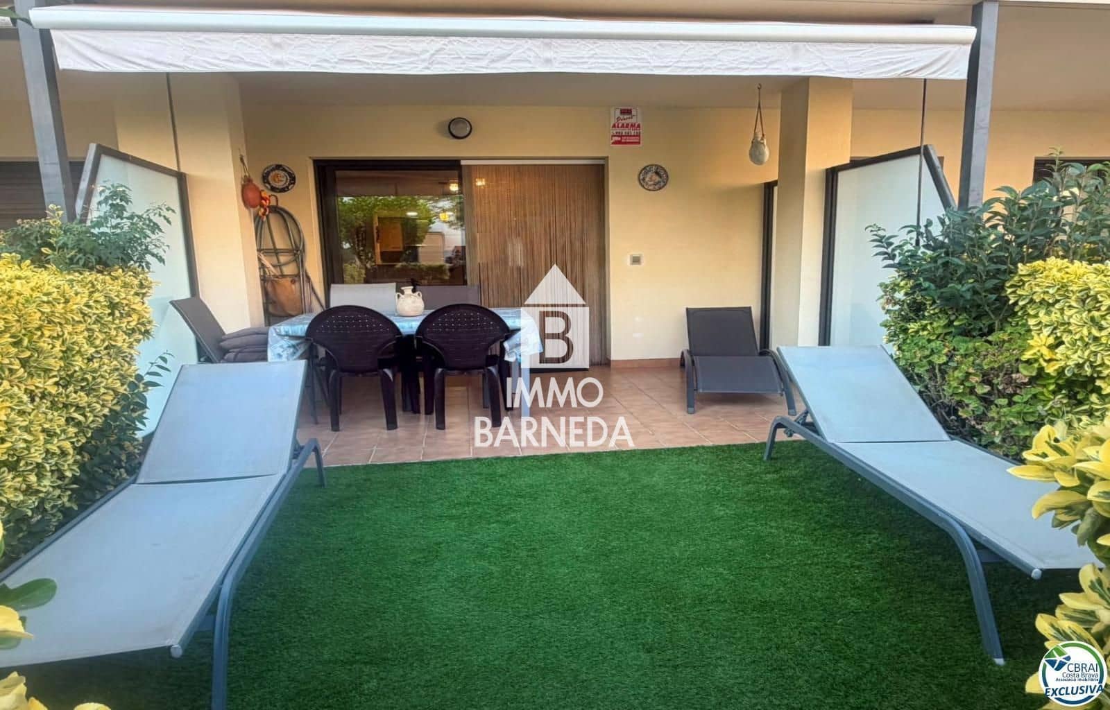 2 bedroom Flat for sale in Roses with pool garage - € 475,000 (Ref: 10037640)