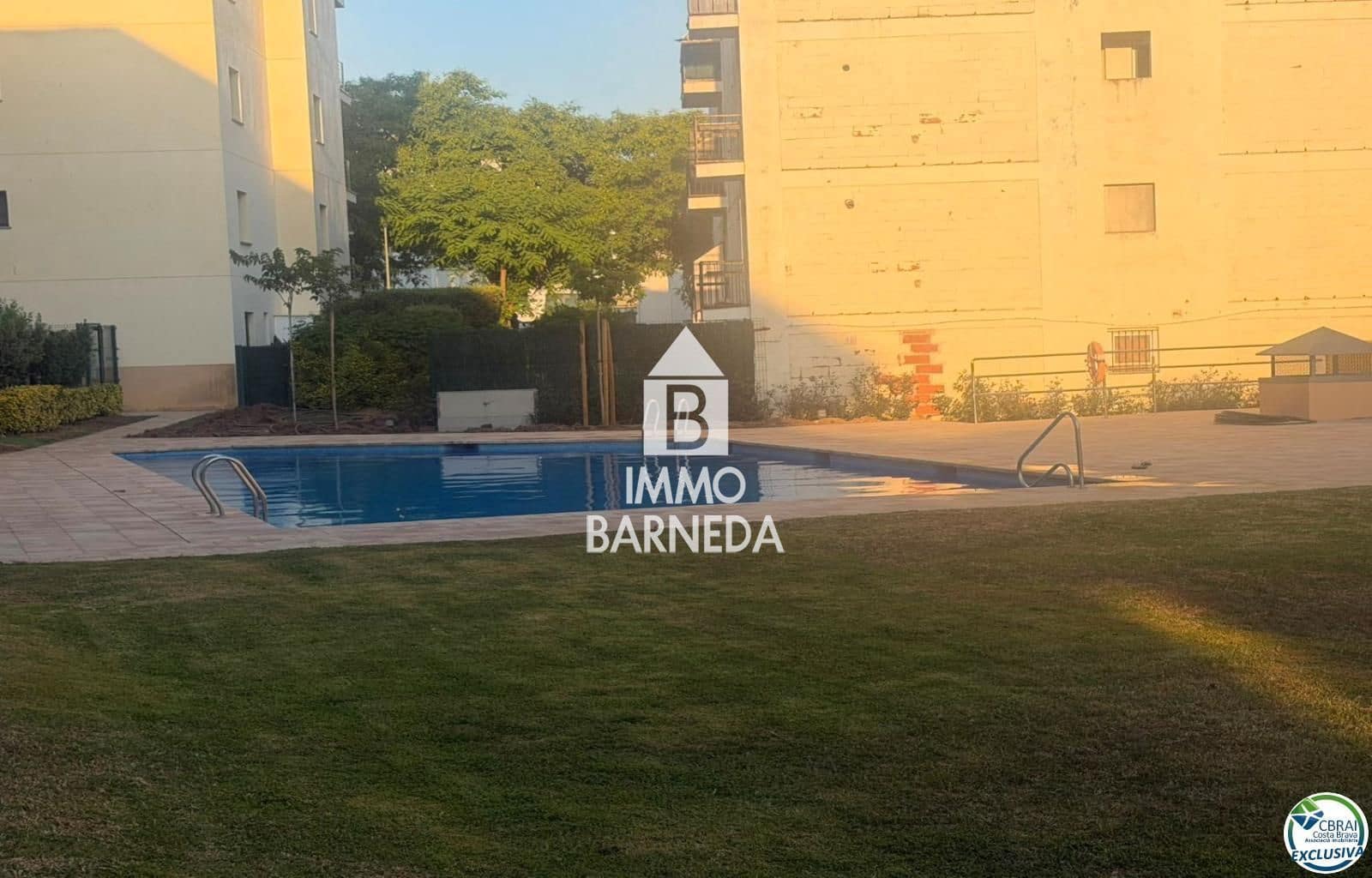 2 bedroom Flat for sale in Roses with pool garage - € 475,000 (Ref: 10037640)