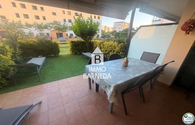 2 bedroom Flat for sale in Roses with pool garage - € 475,000 (Ref: 10037640)