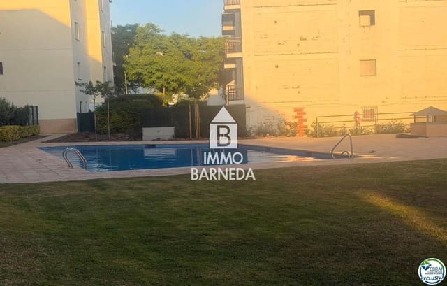 2 bedroom Flat for sale in Roses with pool garage - € 475,000 (Ref: 10037640)