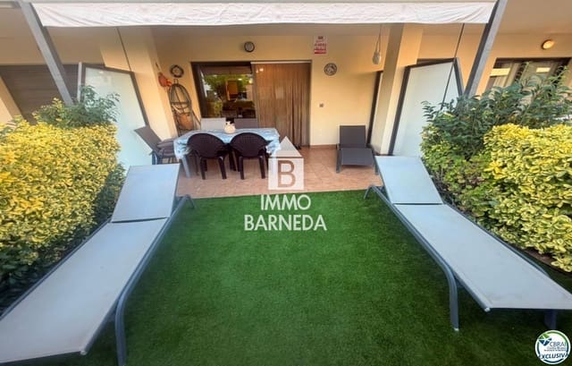2 bedroom Flat for sale in Roses with pool garage - € 475,000 (Ref: 10037640)