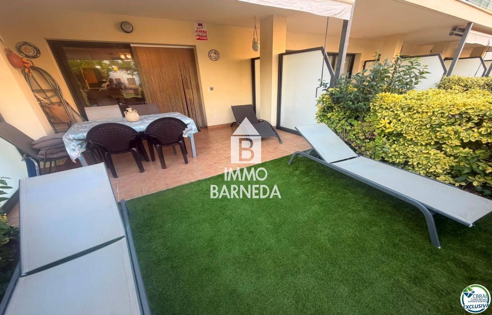 2 bedroom Flat for sale in Roses with pool garage - € 475,000 (Ref: 10037640)