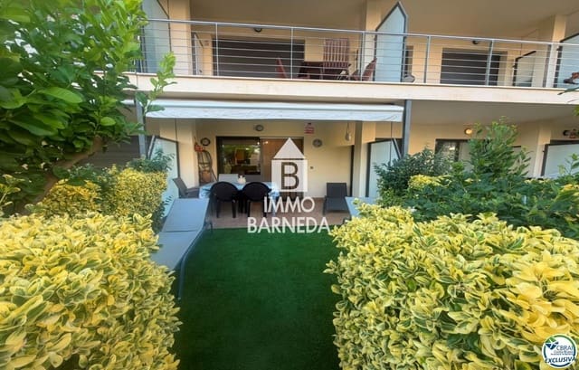 2 bedroom Flat for sale in Roses with pool garage - € 475,000 (Ref: 10037640)