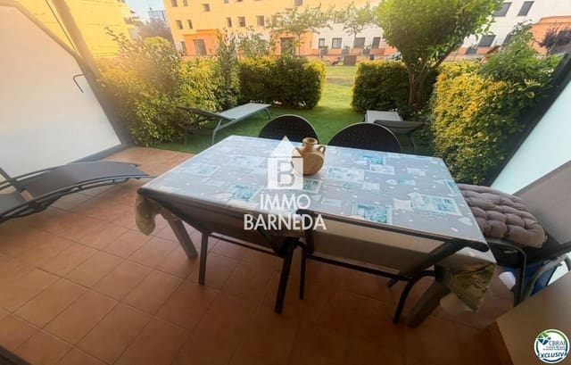 2 bedroom Flat for sale in Roses with pool garage - € 475,000 (Ref: 10037640)