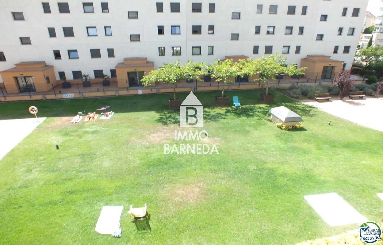 2 bedroom Flat for sale in Roses with pool garage - € 475,000 (Ref: 10037640)