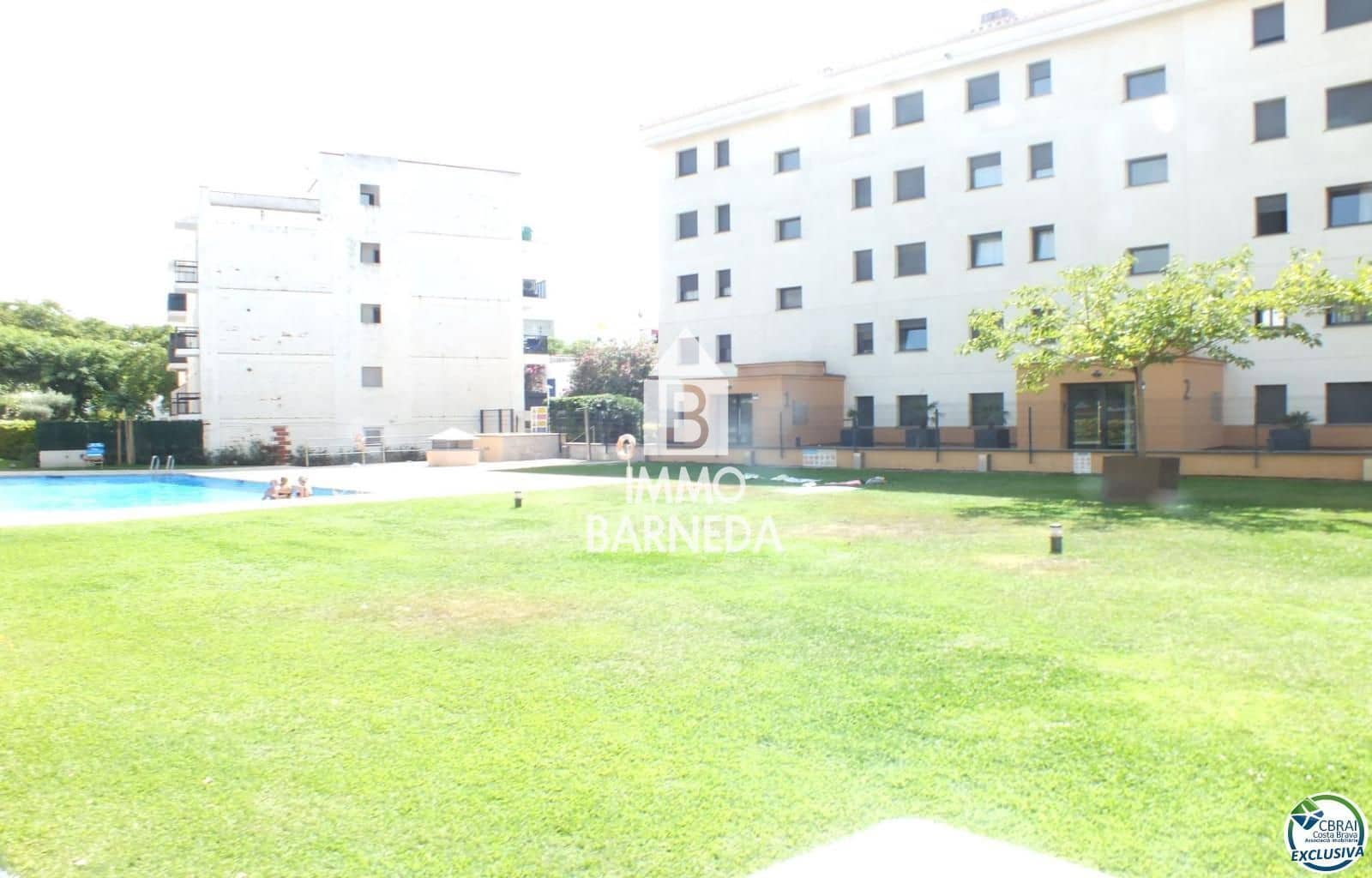 2 bedroom Flat for sale in Roses with pool garage - € 475,000 (Ref: 10037640)