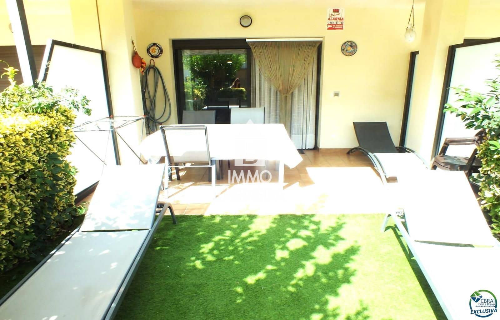 2 bedroom Flat for sale in Roses with pool garage - € 475,000 (Ref: 10037640)