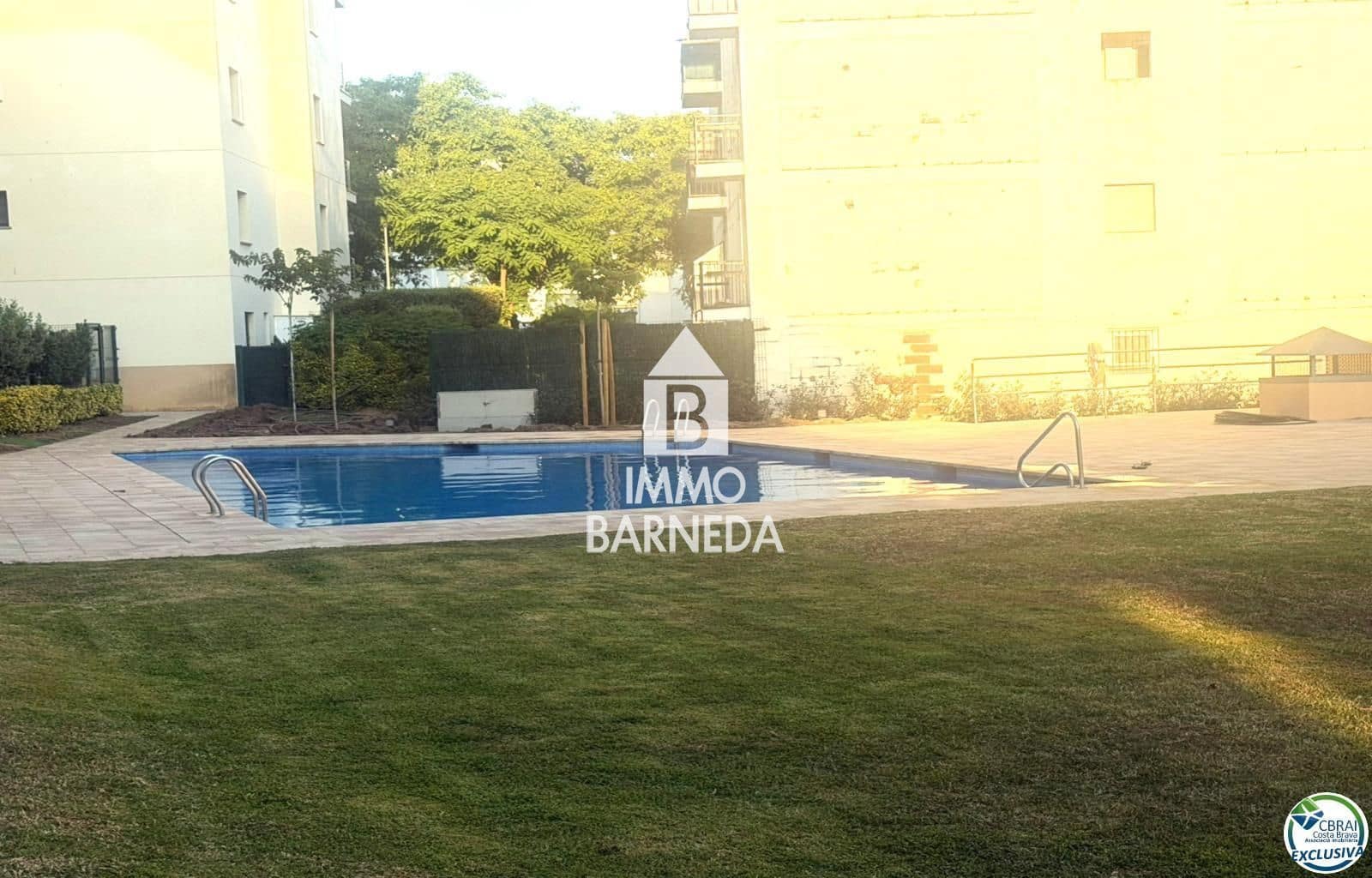 2 bedroom Flat for sale in Roses with pool garage - € 475,000 (Ref: 10037640)