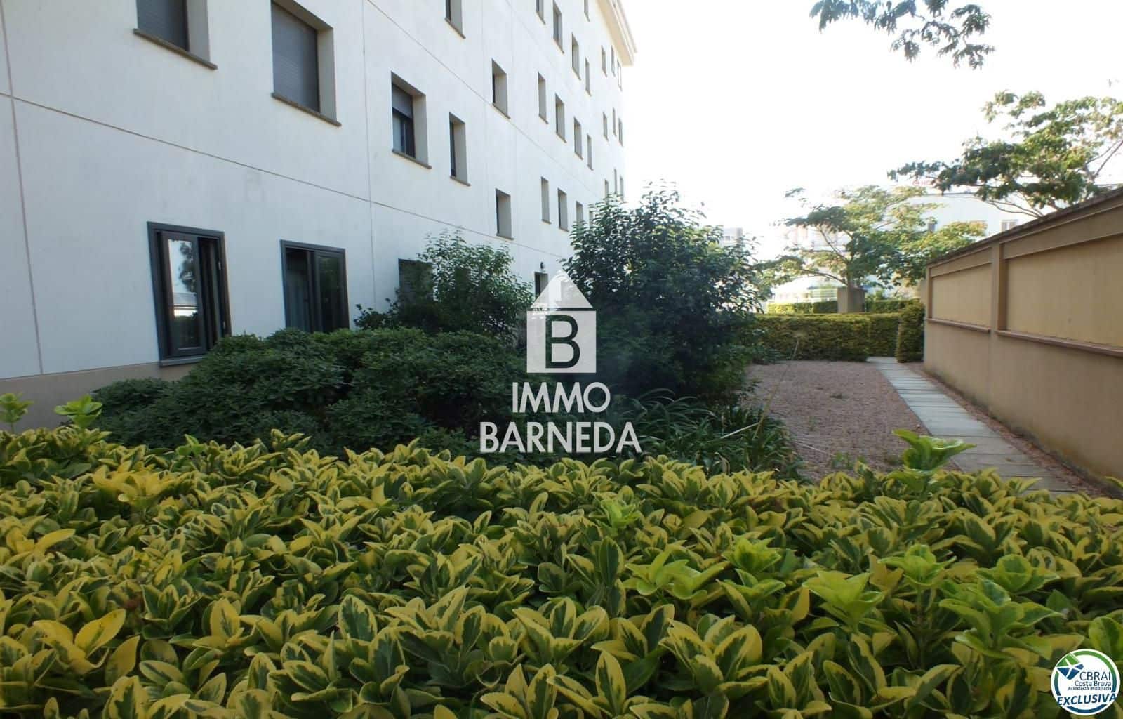 2 bedroom Flat for sale in Roses with pool garage - € 475,000 (Ref: 10037640)
