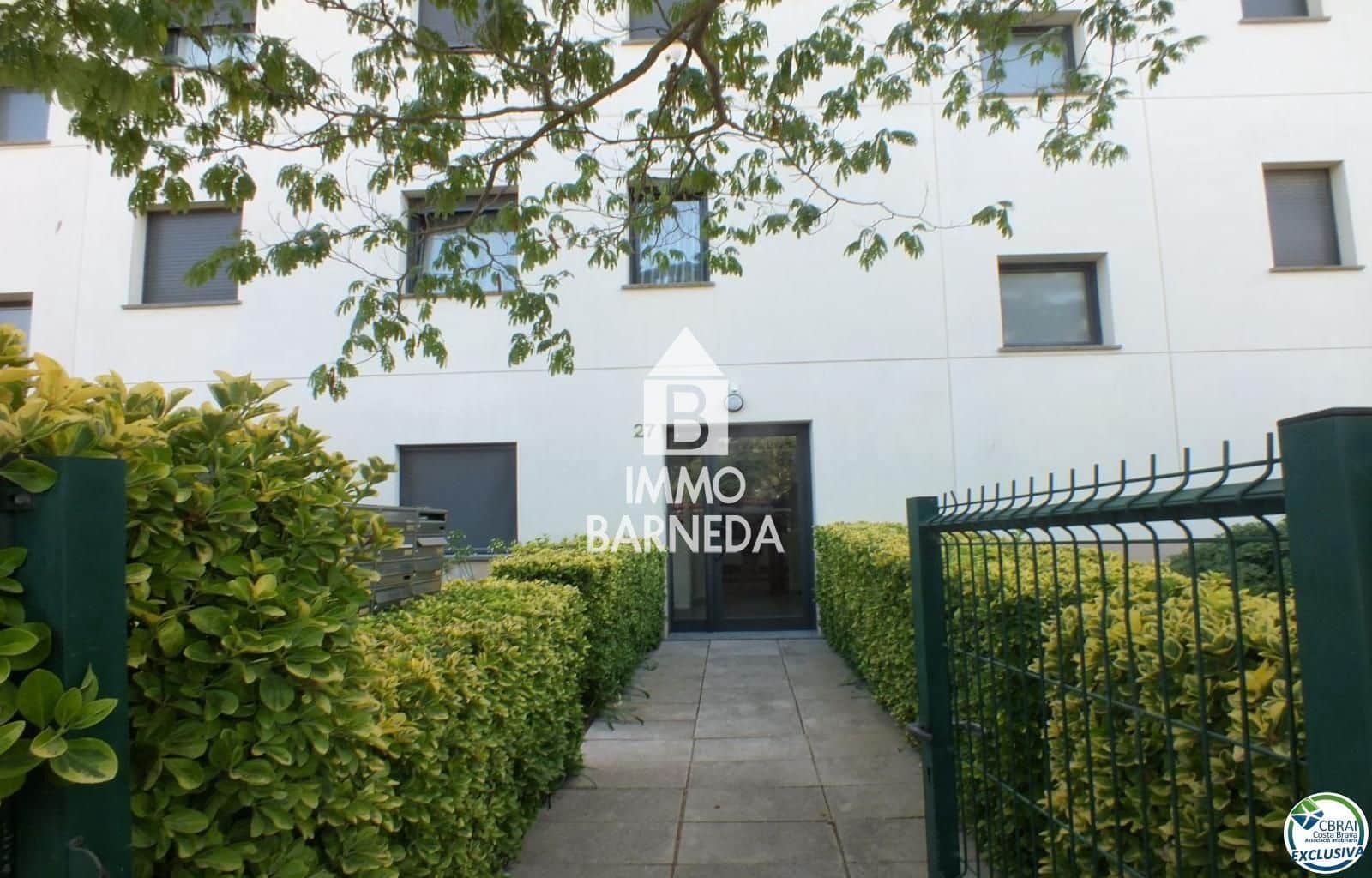 2 bedroom Flat for sale in Roses with pool garage - € 475,000 (Ref: 10037640)