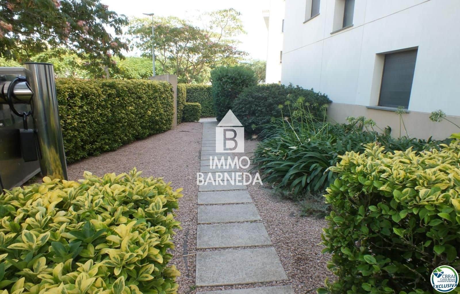 2 bedroom Flat for sale in Roses with pool garage - € 475,000 (Ref: 10037640)