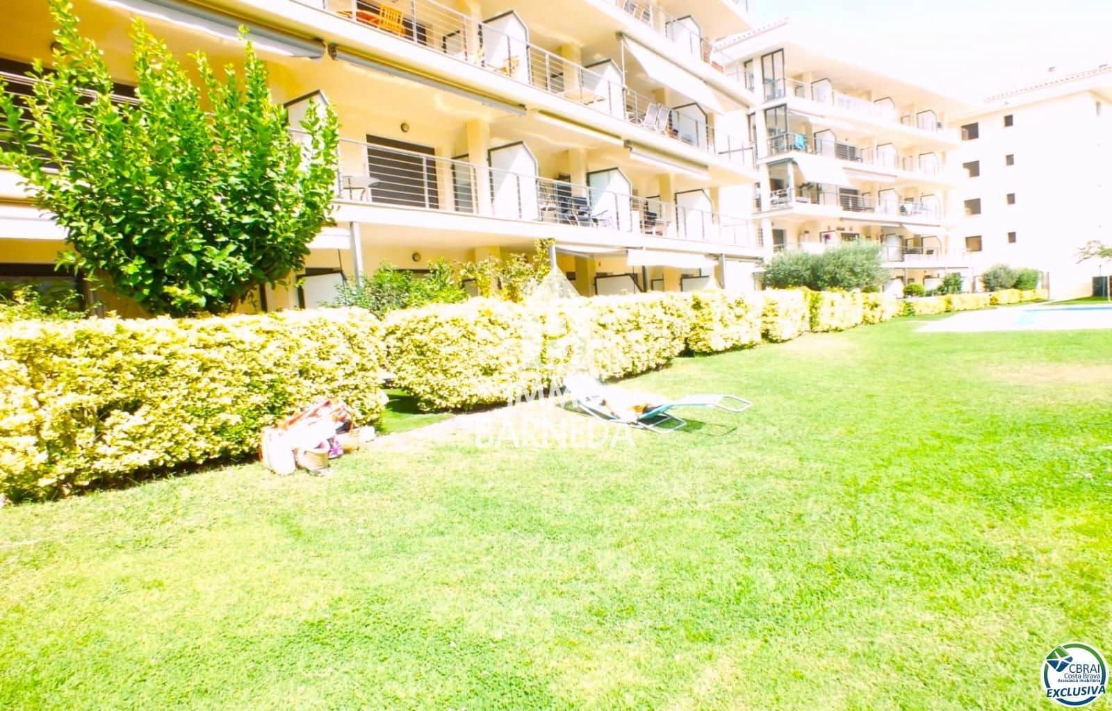 2 bedroom Flat for sale in Roses with pool garage - € 475,000 (Ref: 10037640)