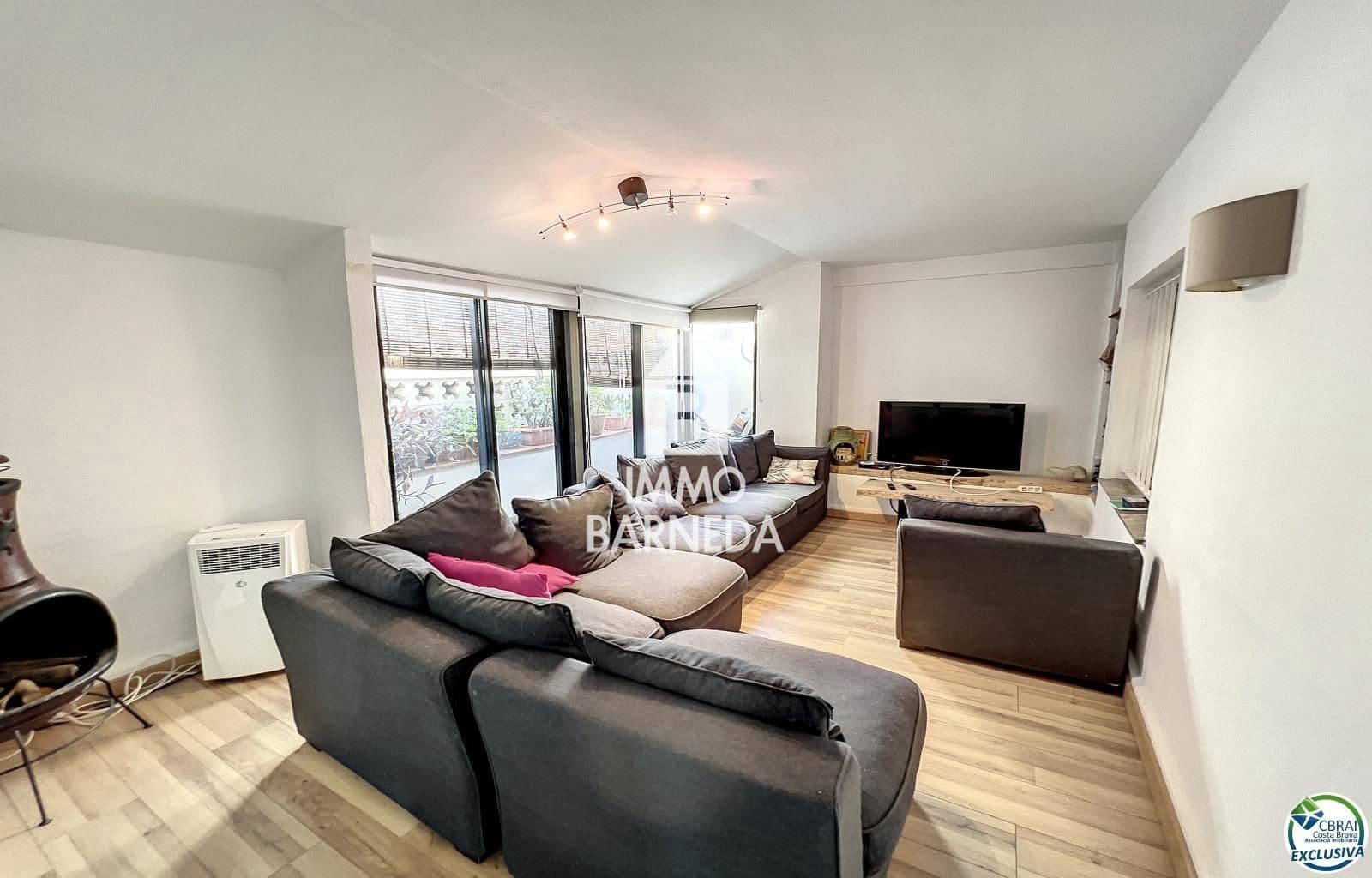 6 bedroom Flat for sale in Roses - € 315,000 (Ref: 8835087)