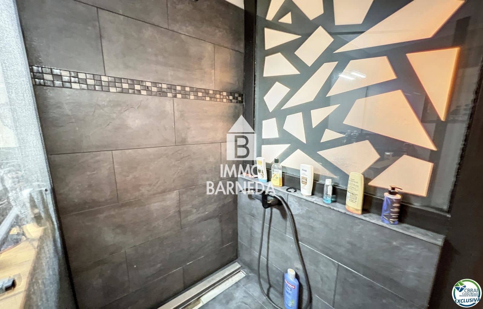 6 bedroom Flat for sale in Roses - € 315,000 (Ref: 8835087)