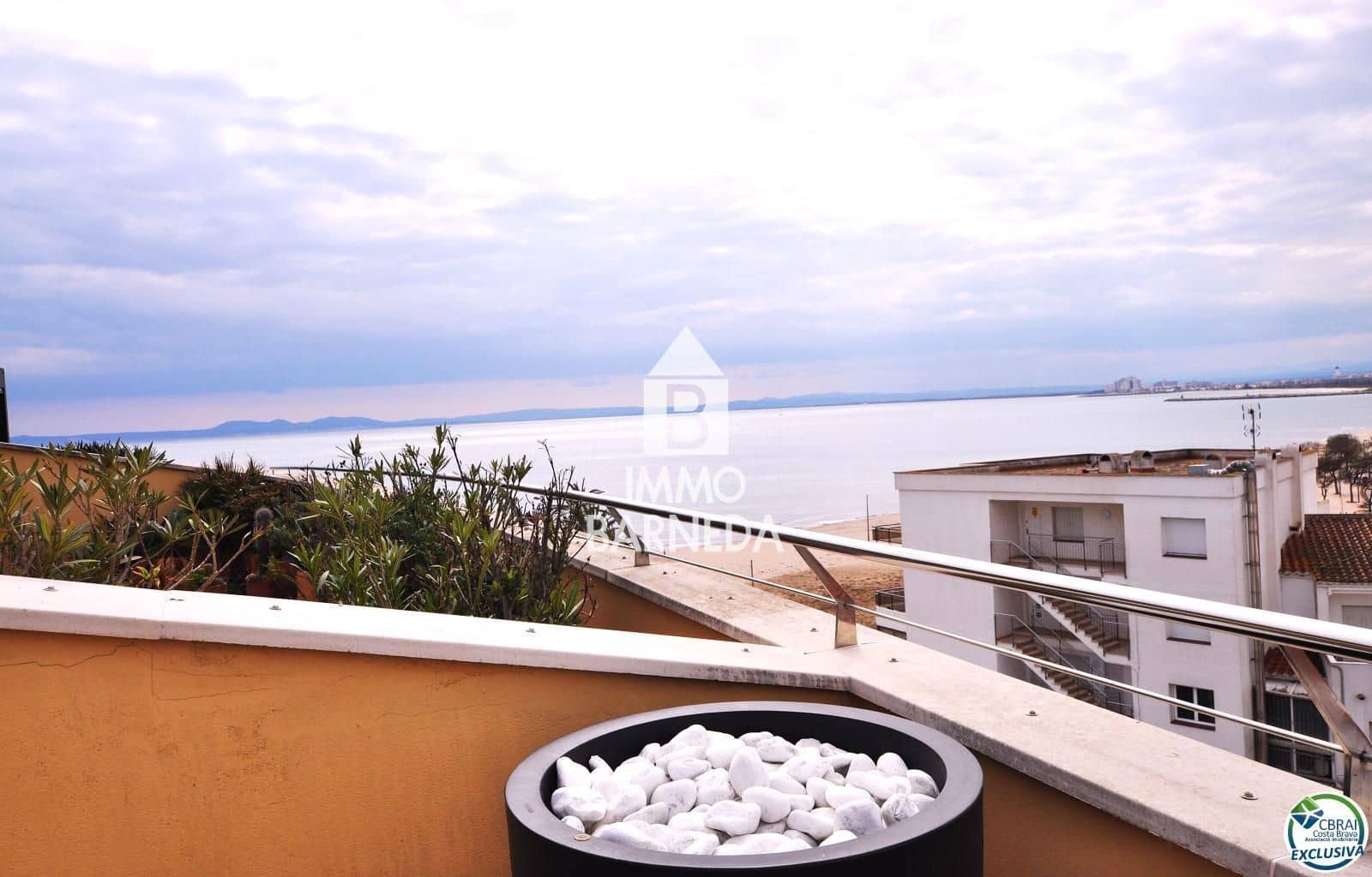 2 bedroom Flat for sale in Roses with pool garage - € 550,000 (Ref: 8920318)