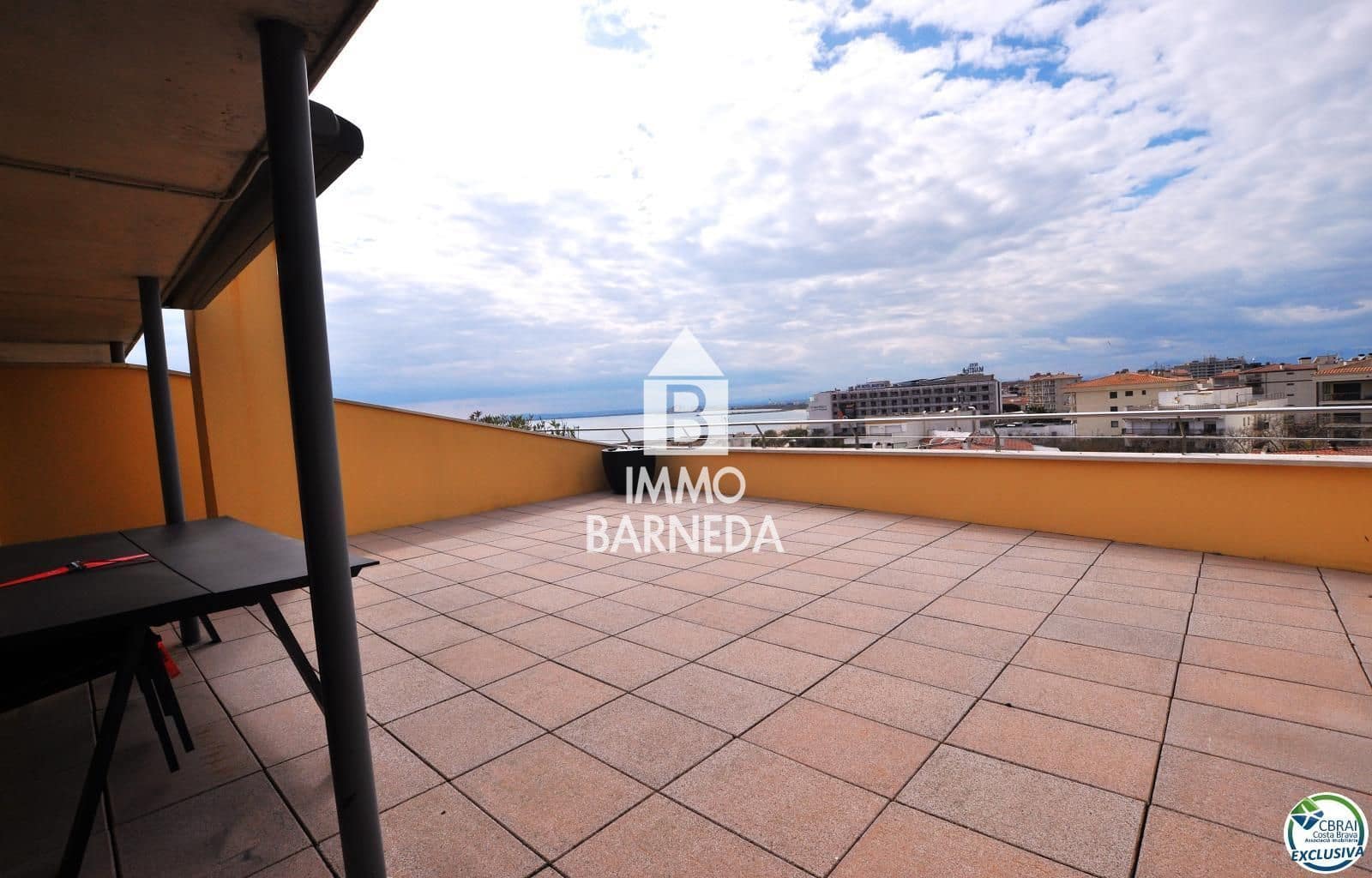 2 bedroom Flat for sale in Roses with pool garage - € 550,000 (Ref: 8920318)
