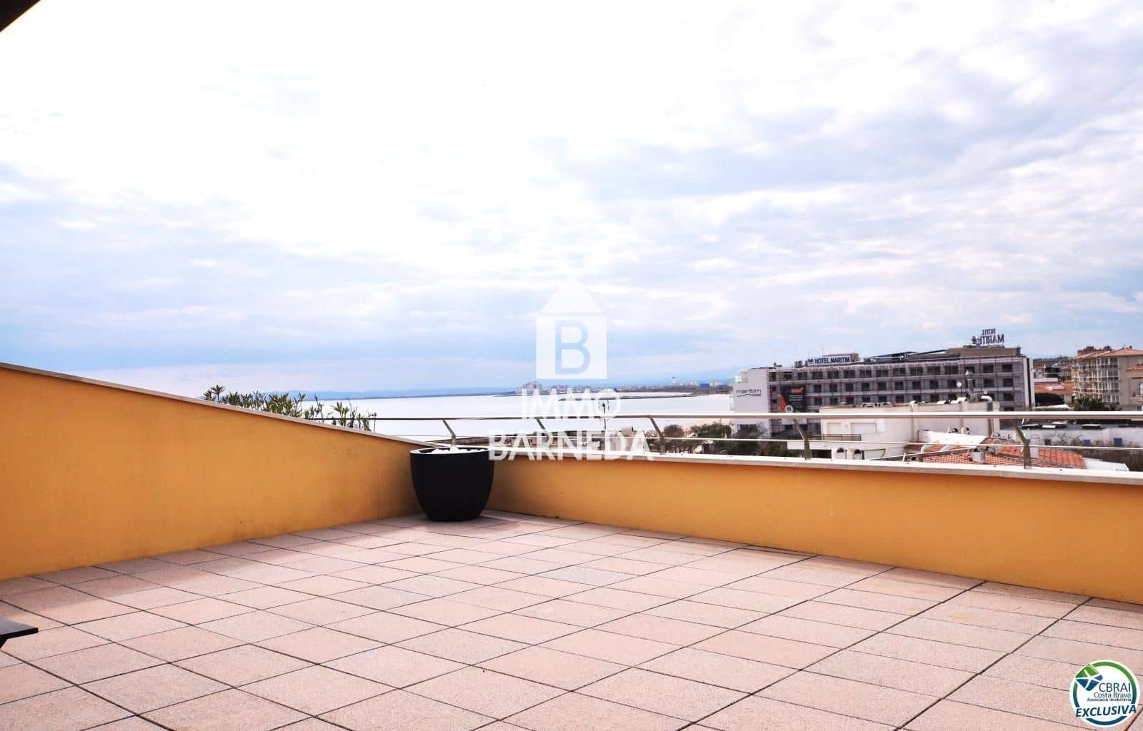 2 bedroom Flat for sale in Roses with pool garage - € 550,000 (Ref: 8920318)