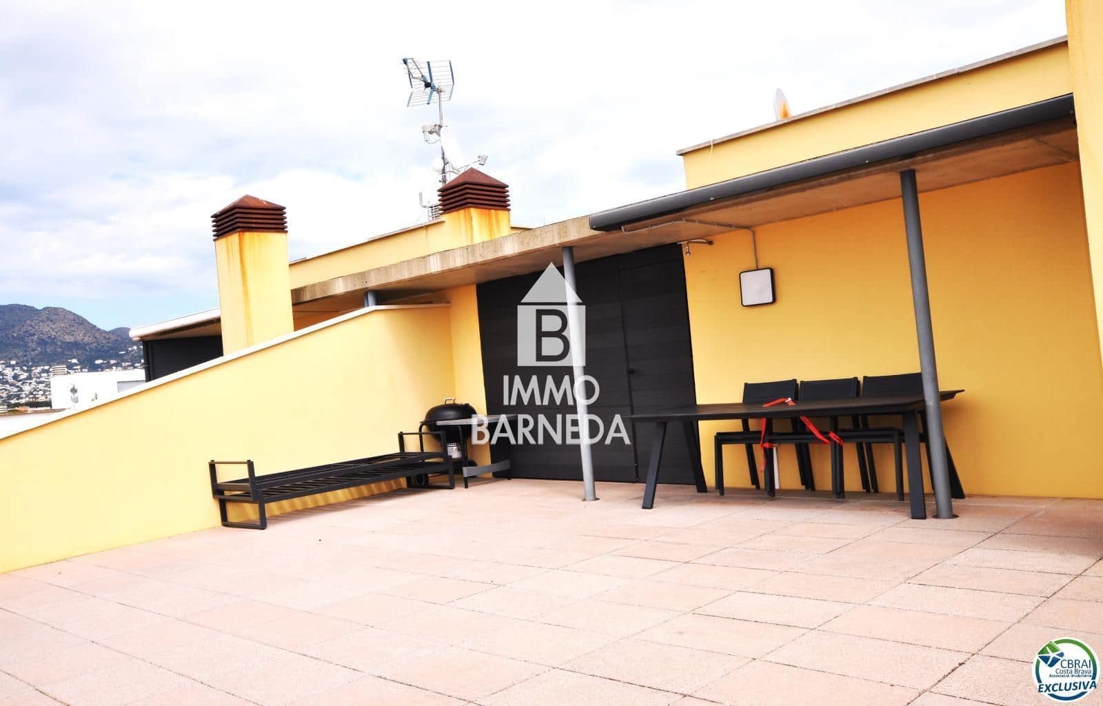 2 bedroom Flat for sale in Roses with pool garage - € 550,000 (Ref: 8920318)