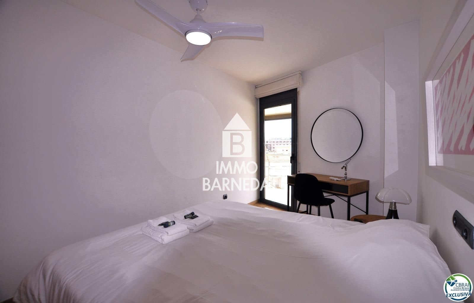2 bedroom Flat for sale in Roses with pool garage - € 550,000 (Ref: 8920318)