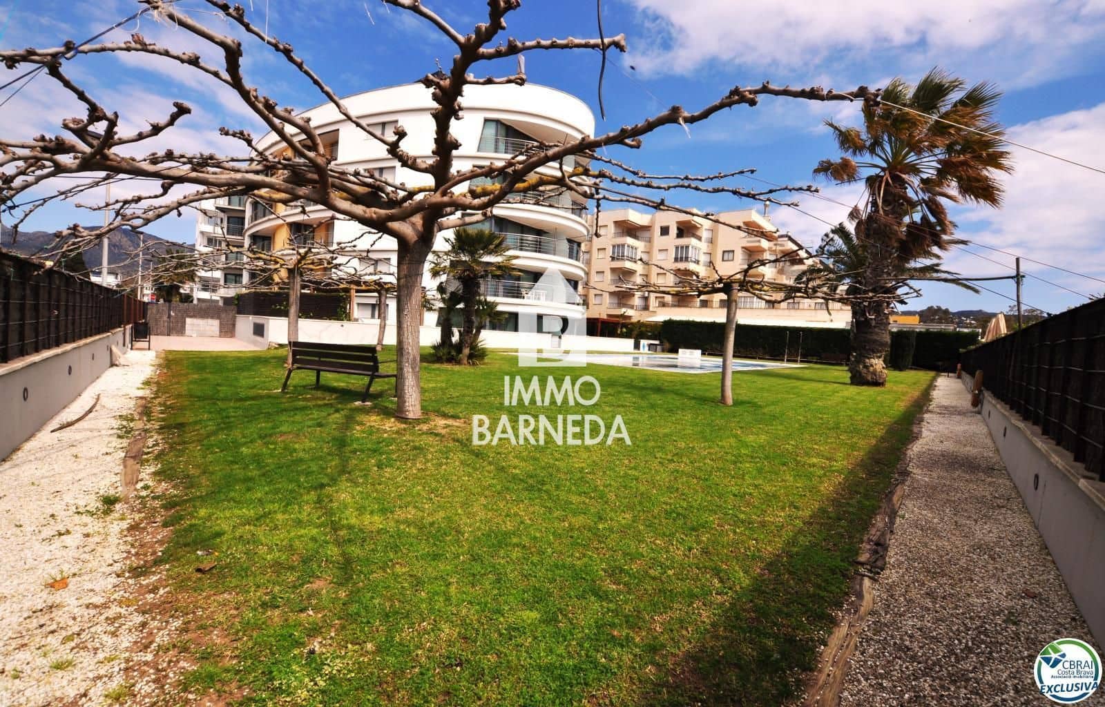 2 bedroom Flat for sale in Roses with pool garage - € 550,000 (Ref: 8920318)