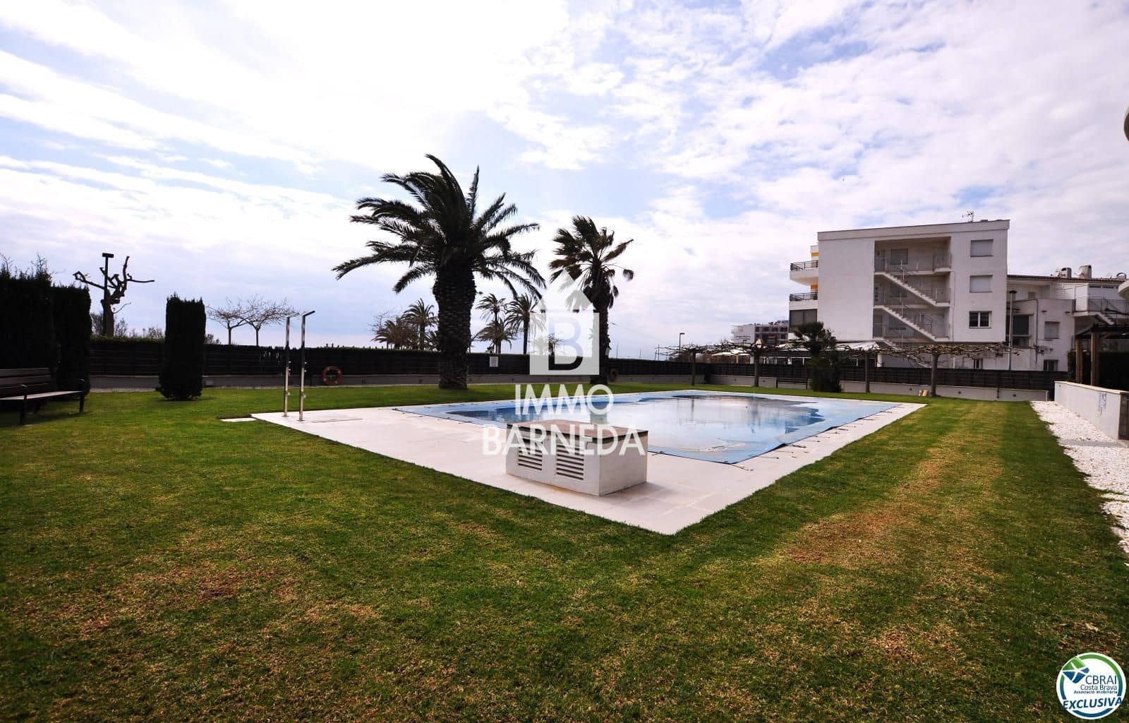 2 bedroom Flat for sale in Roses with pool garage - € 550,000 (Ref: 8920318)