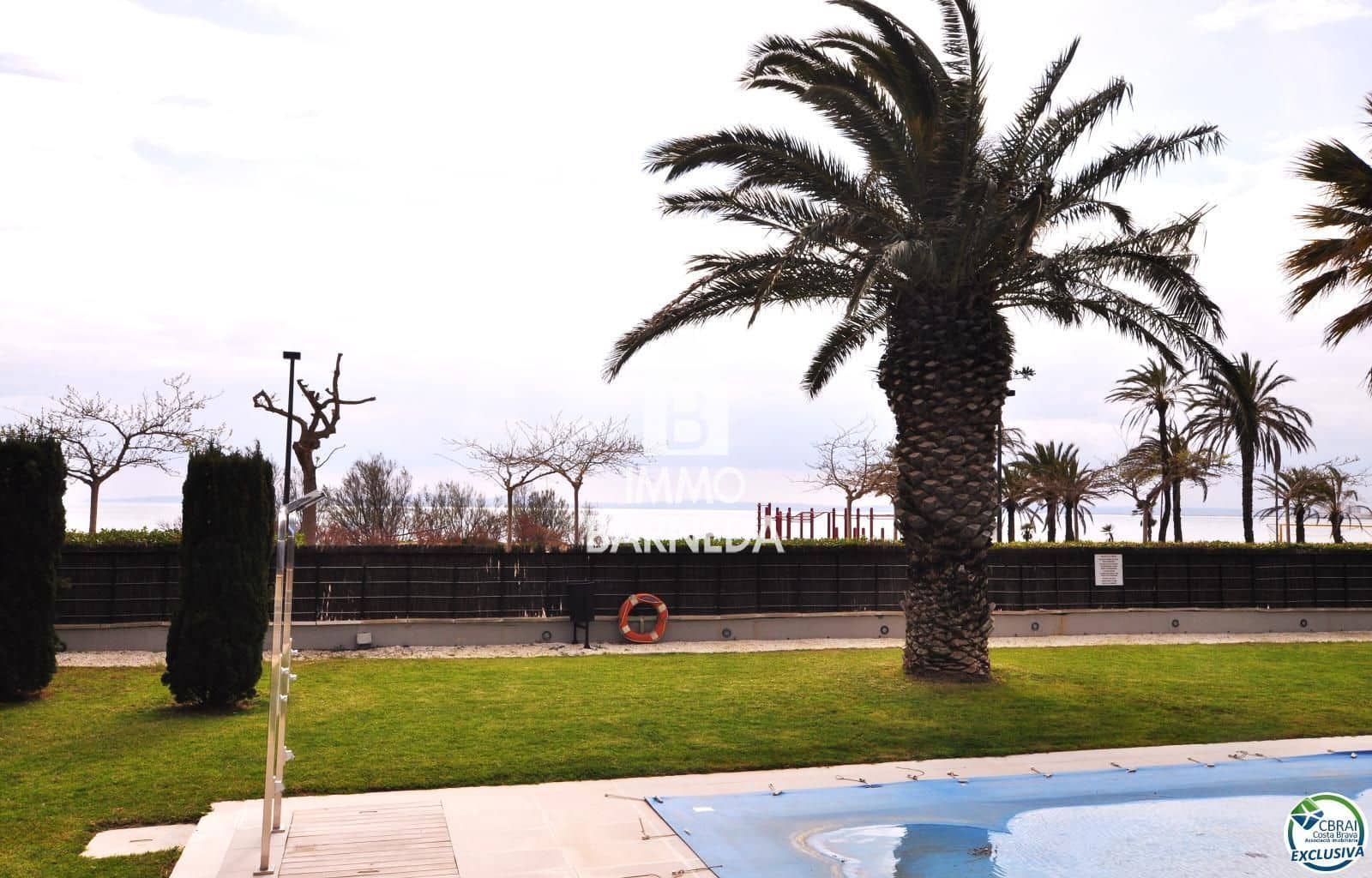 2 bedroom Flat for sale in Roses with pool garage - € 550,000 (Ref: 8920318)