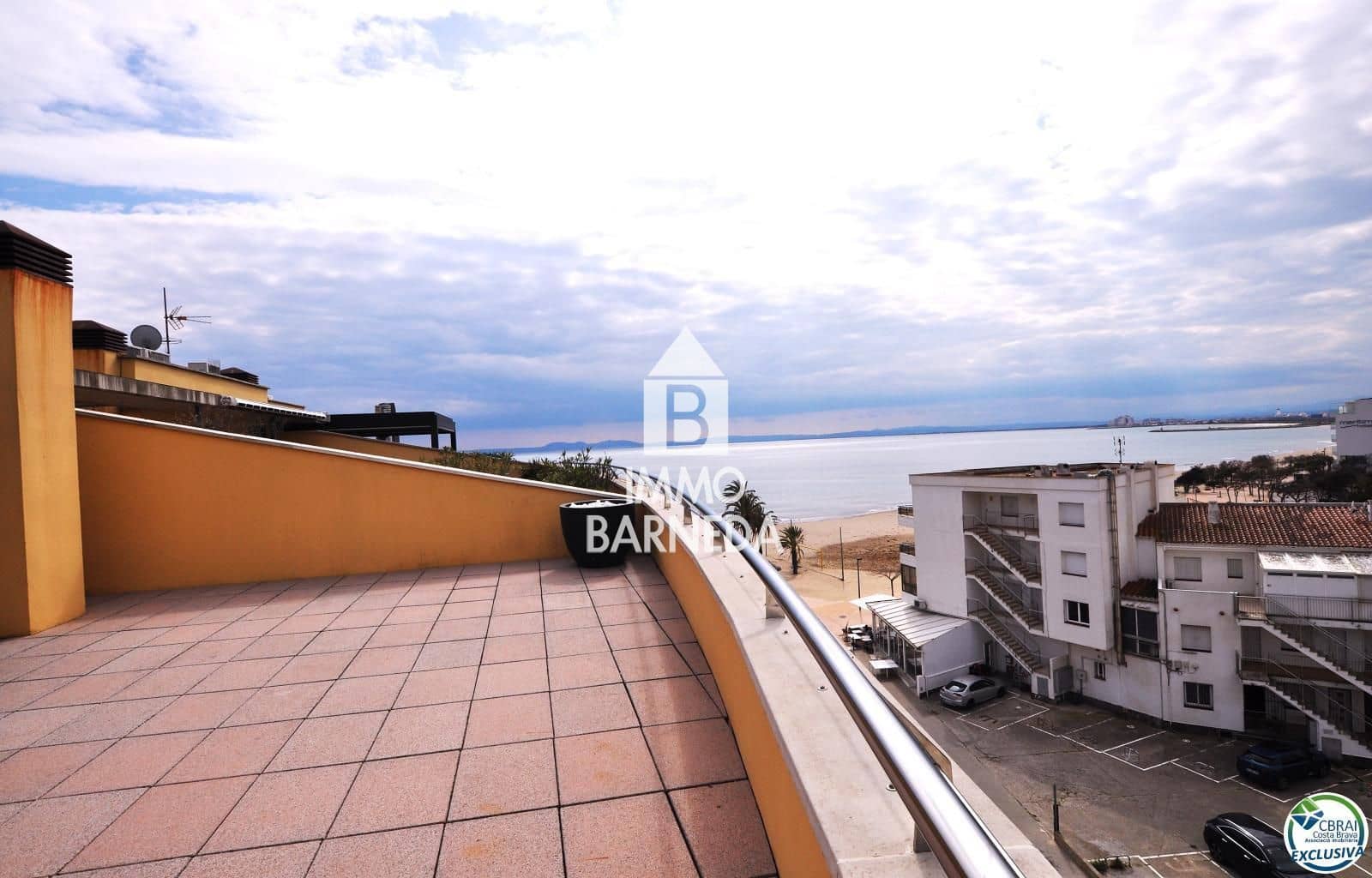 2 bedroom Flat for sale in Roses with pool garage - € 550,000 (Ref: 8920318)
