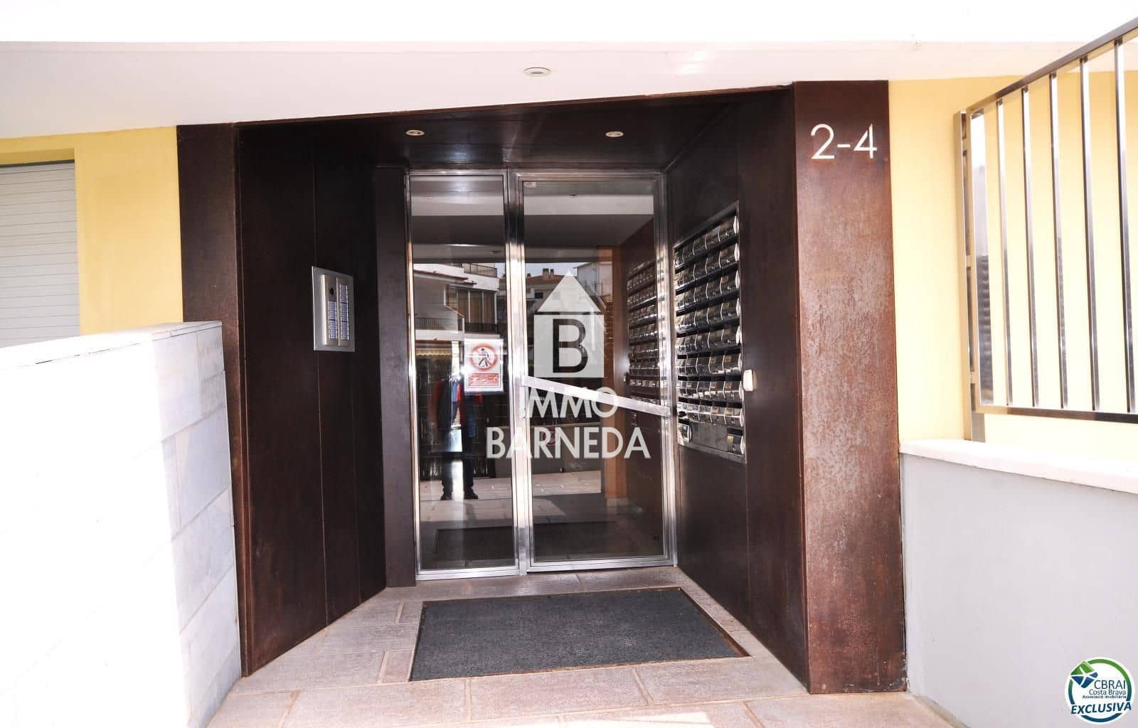 2 bedroom Flat for sale in Roses with pool garage - € 550,000 (Ref: 8920318)