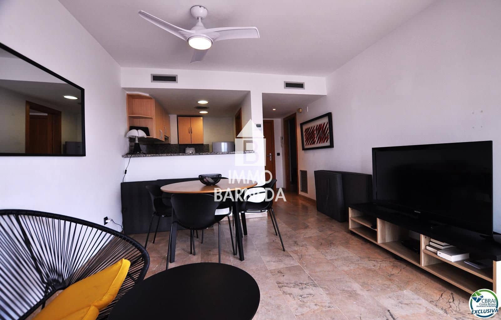 2 bedroom Flat for sale in Roses with pool garage - € 550,000 (Ref: 8920318)