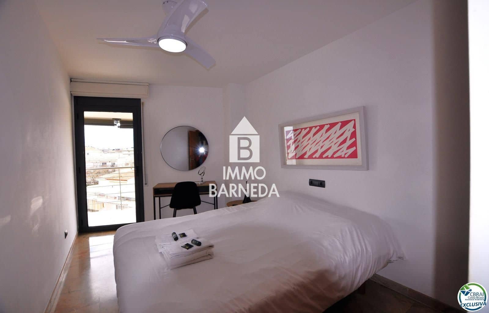 2 bedroom Flat for sale in Roses with pool garage - € 550,000 (Ref: 8920318)
