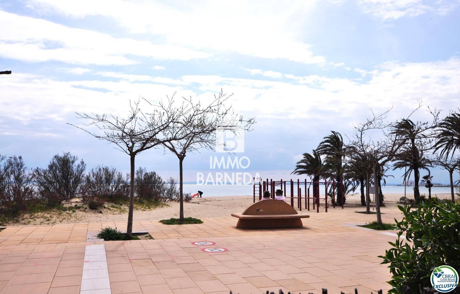 2 bedroom Flat for sale in Roses with pool garage - € 550,000 (Ref: 8920318)
