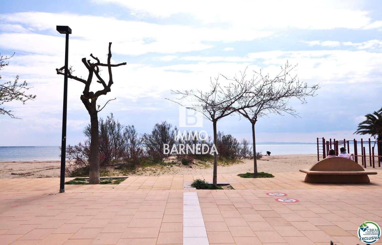 2 bedroom Flat for sale in Roses with pool garage - € 550,000 (Ref: 8920318)