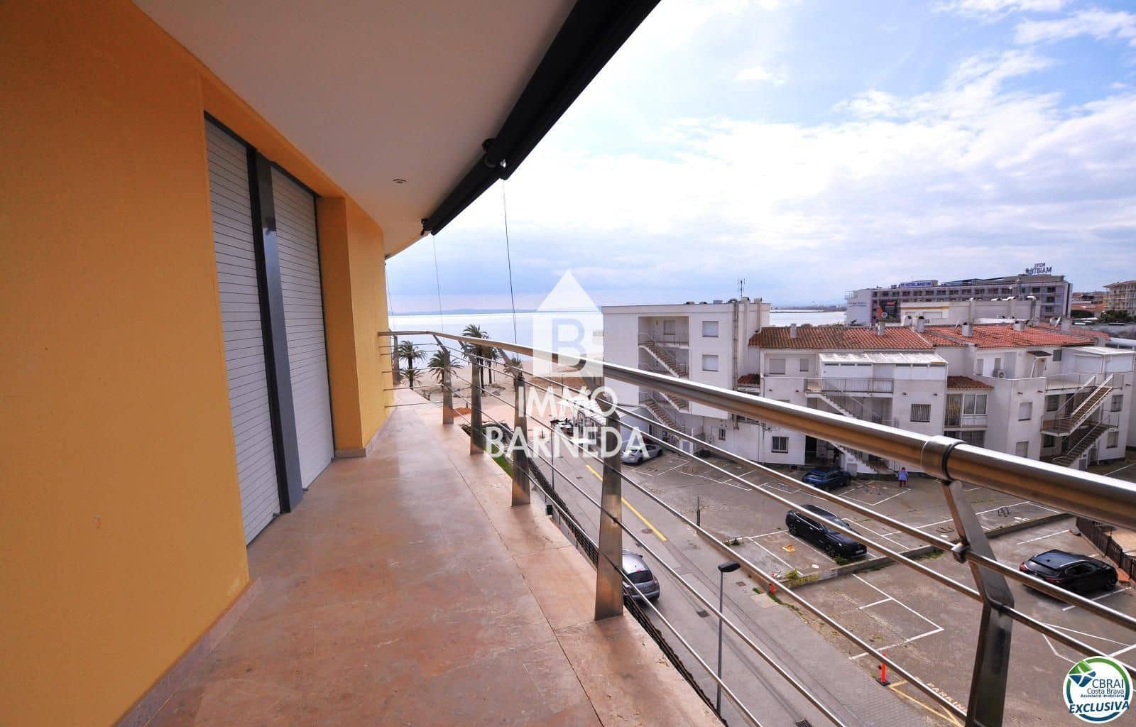 2 bedroom Flat for sale in Roses with pool garage - € 550,000 (Ref: 8920318)