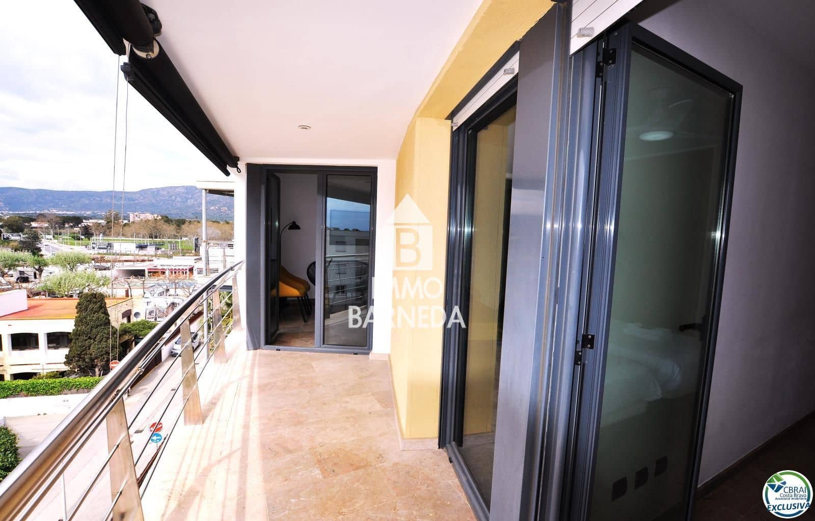 2 bedroom Flat for sale in Roses with pool garage - € 550,000 (Ref: 8920318)