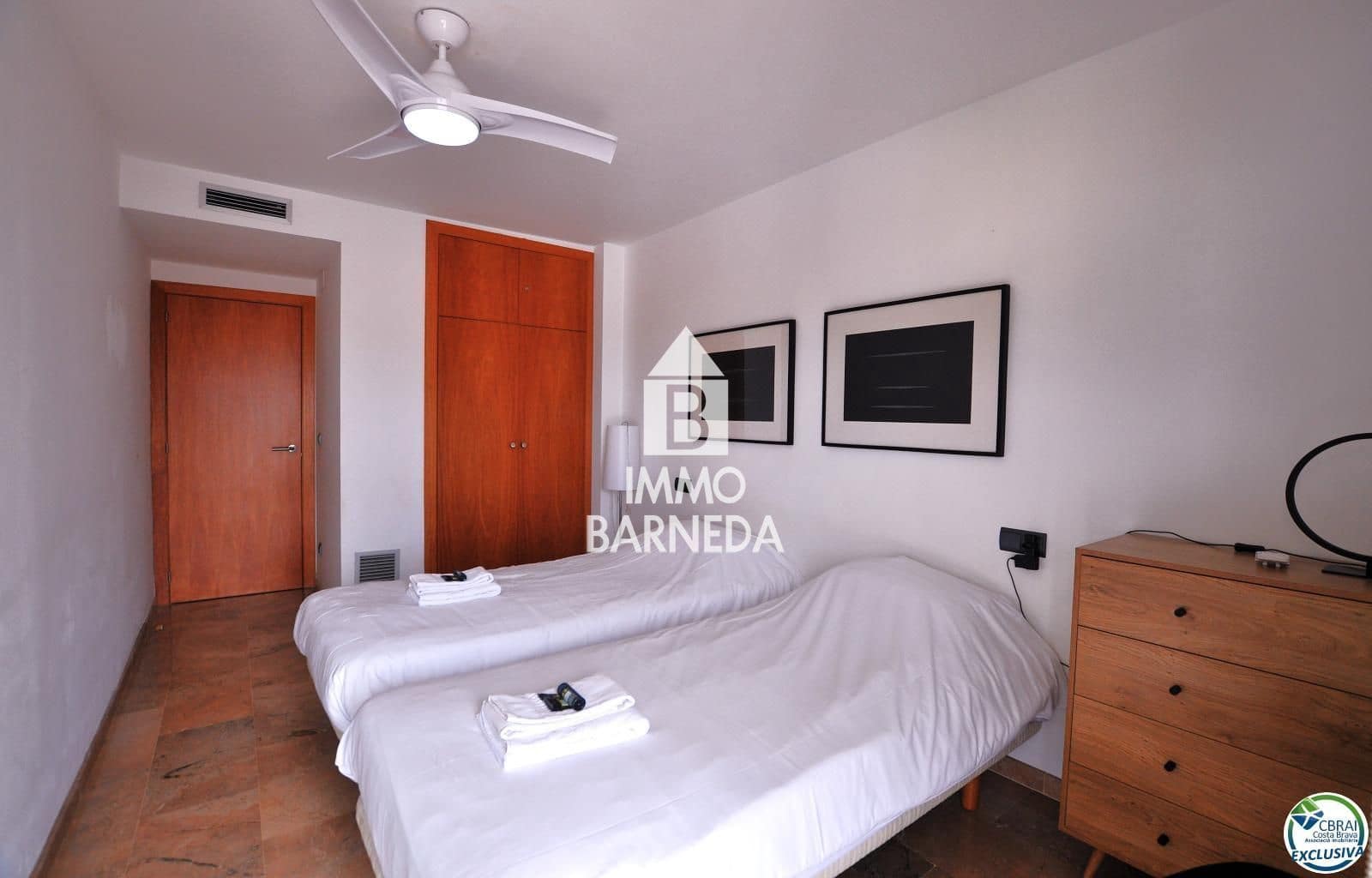 2 bedroom Flat for sale in Roses with pool garage - € 550,000 (Ref: 8920318)