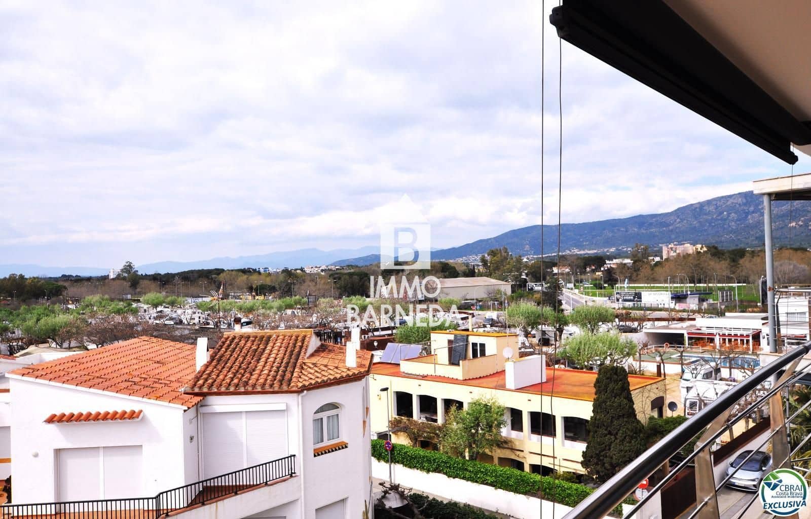 2 bedroom Flat for sale in Roses with pool garage - € 550,000 (Ref: 8920318)