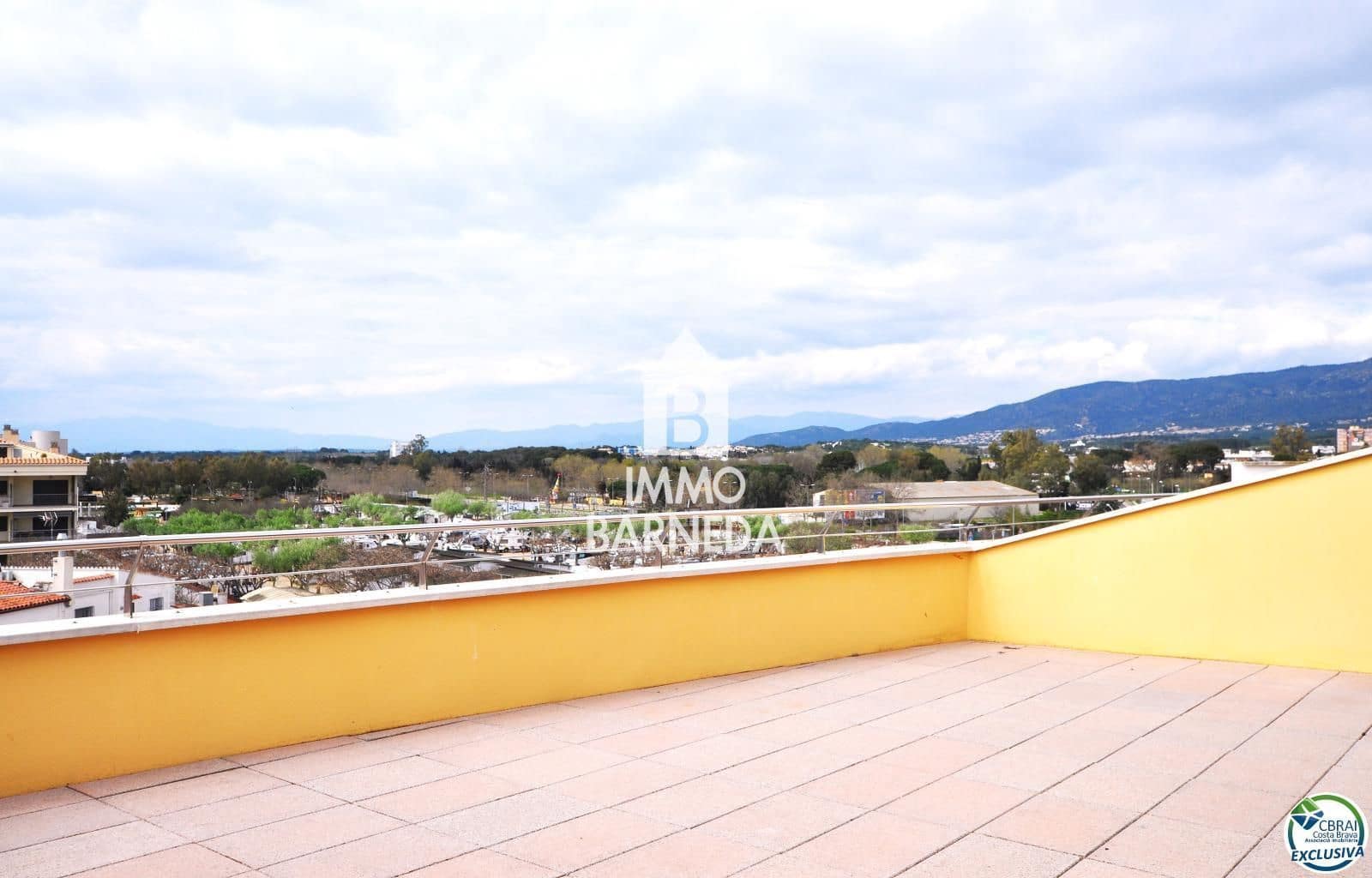 2 bedroom Flat for sale in Roses with pool garage - € 550,000 (Ref: 8920318)