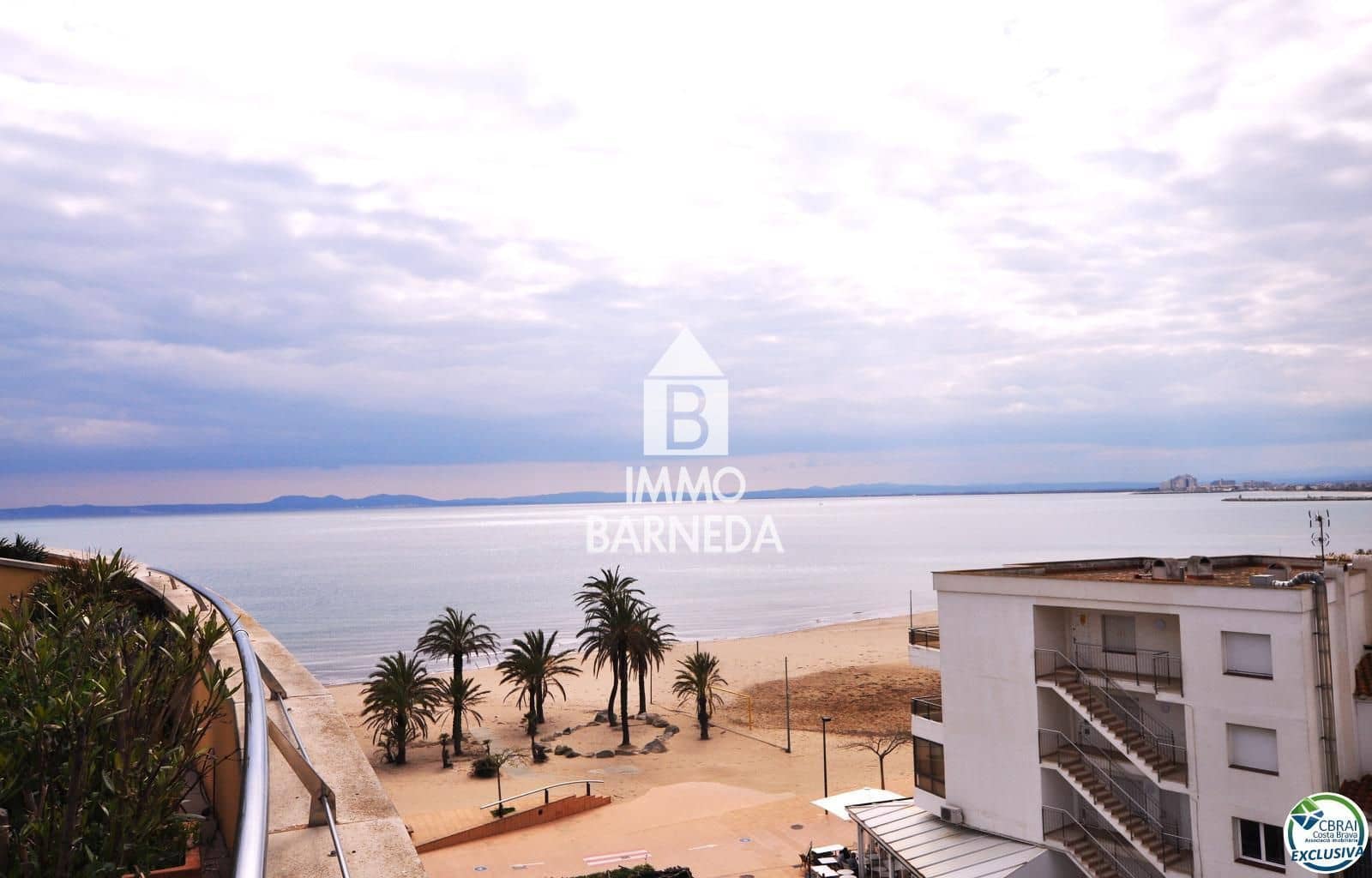 2 bedroom Flat for sale in Roses with pool garage - € 550,000 (Ref: 8920318)