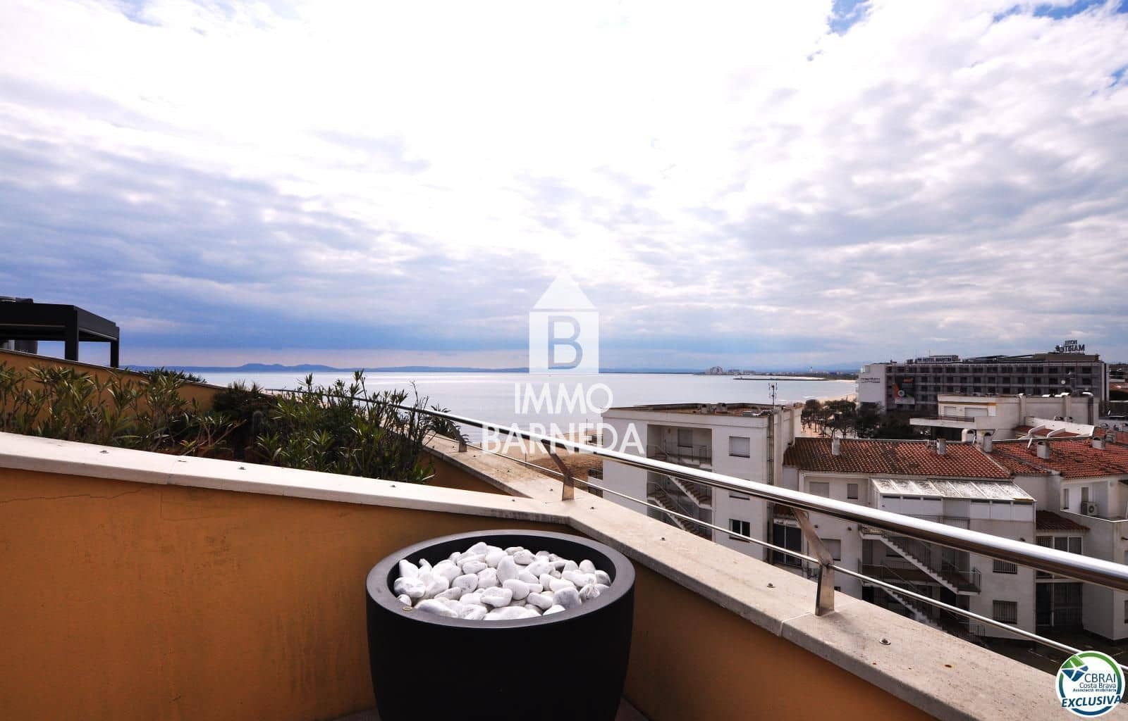 2 bedroom Flat for sale in Roses with pool garage - € 550,000 (Ref: 8920318)
