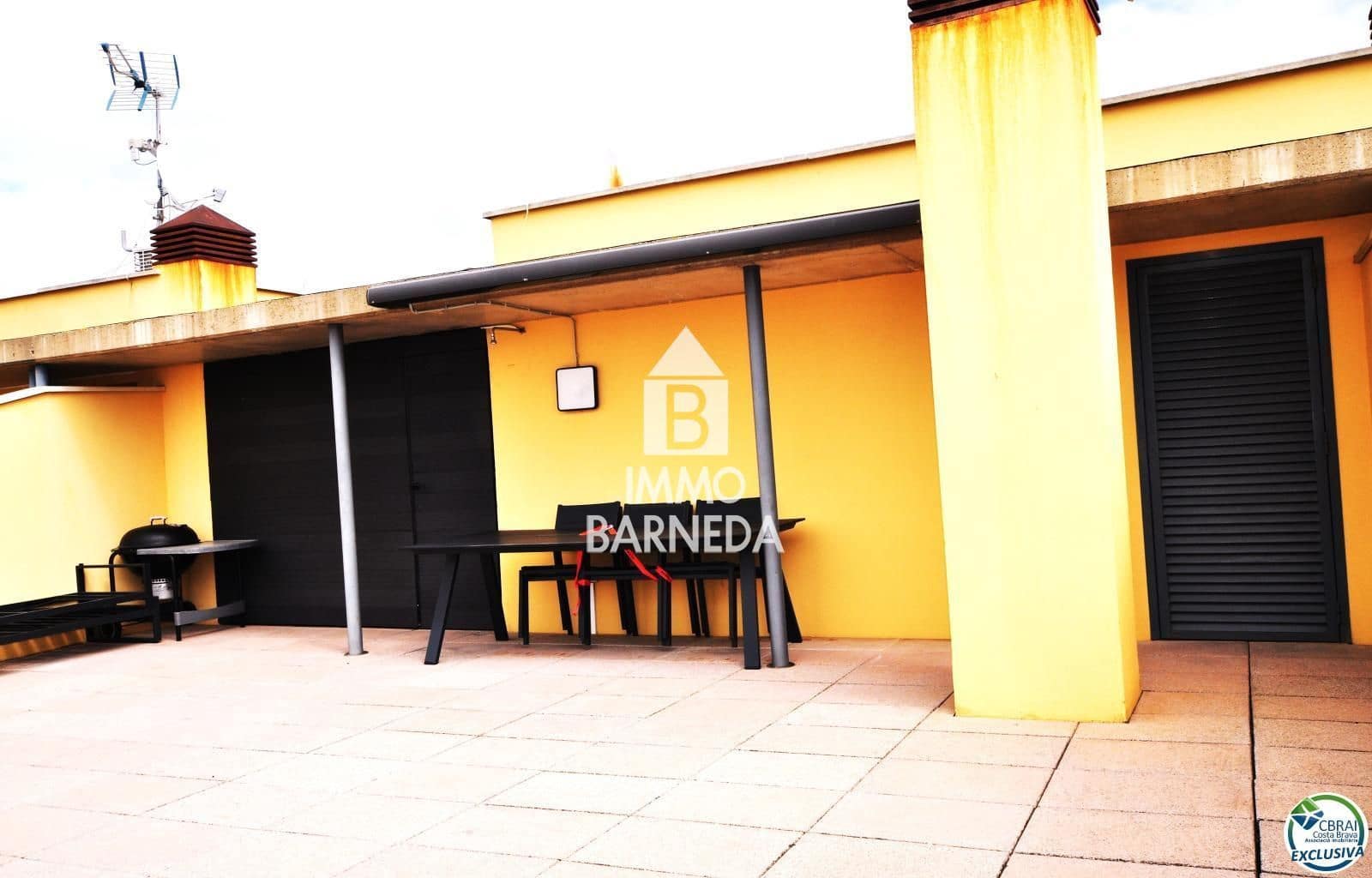 2 bedroom Flat for sale in Roses with pool garage - € 550,000 (Ref: 8920318)