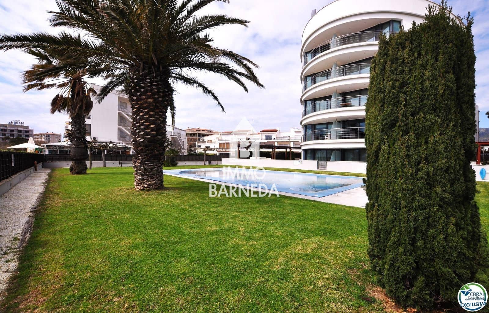 2 bedroom Flat for sale in Roses with pool garage - € 550,000 (Ref: 8920318)
