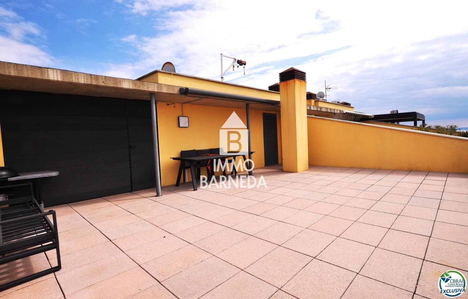 2 bedroom Flat for sale in Roses with pool garage - € 550,000 (Ref: 8920318)