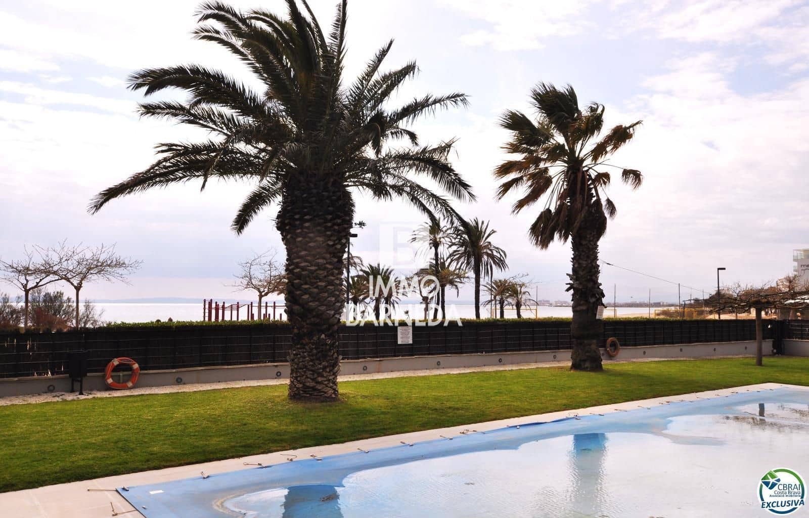2 bedroom Flat for sale in Roses with pool garage - € 550,000 (Ref: 8920318)