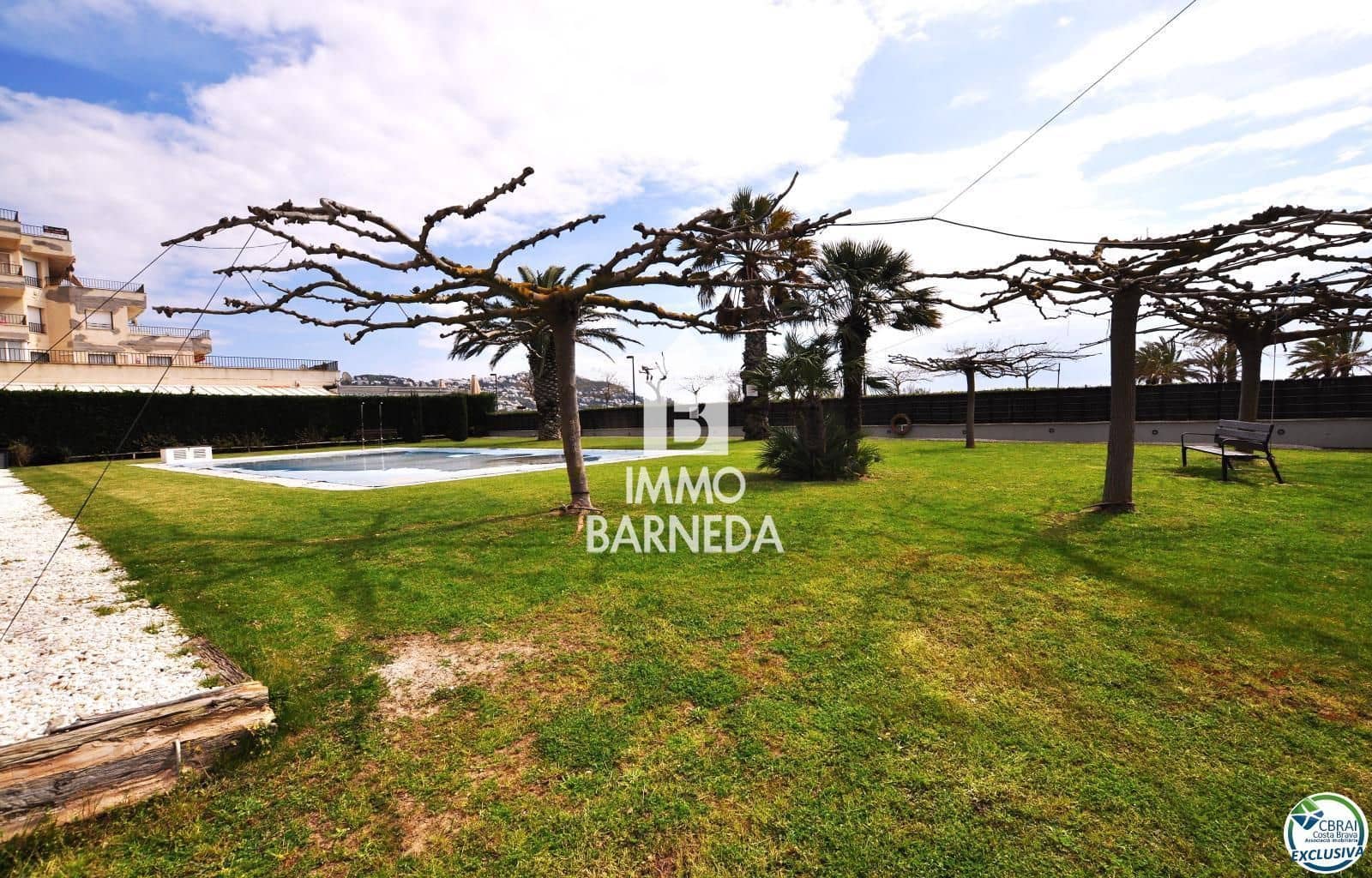 2 bedroom Flat for sale in Roses with pool garage - € 550,000 (Ref: 8920318)
