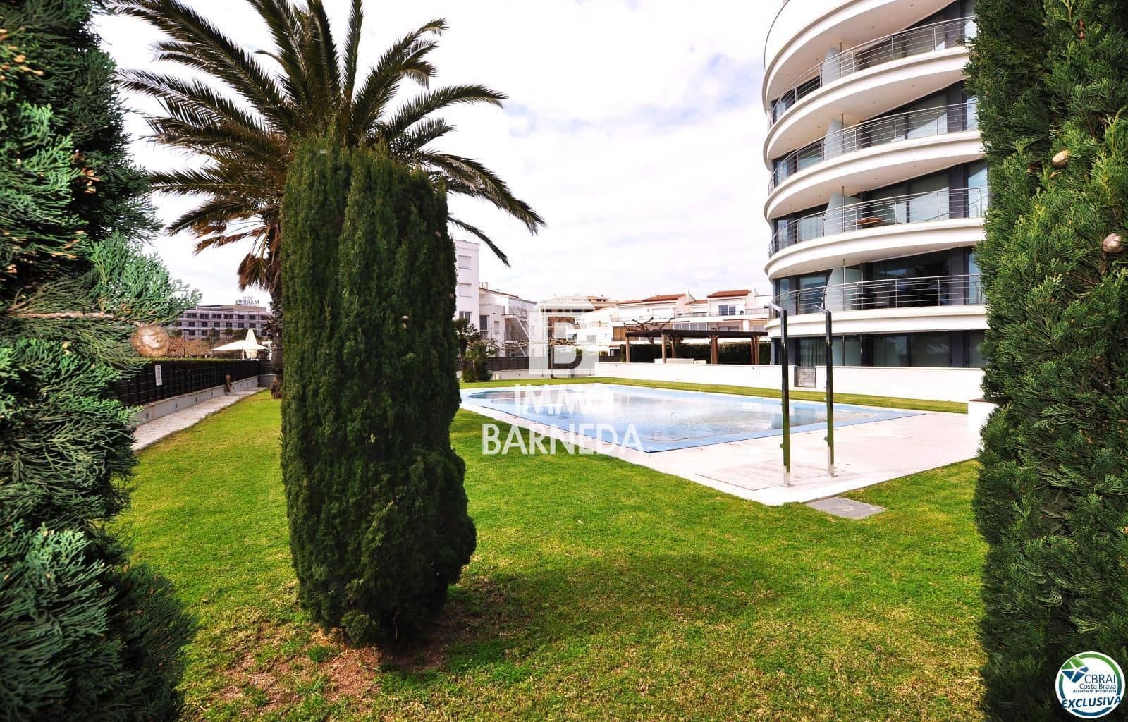 2 bedroom Flat for sale in Roses with pool garage - € 550,000 (Ref: 8920318)