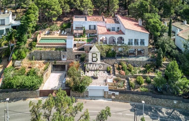 6 bedroom Villa for sale in Roses with pool garage - € 2,490,000 (Ref: 9002622)