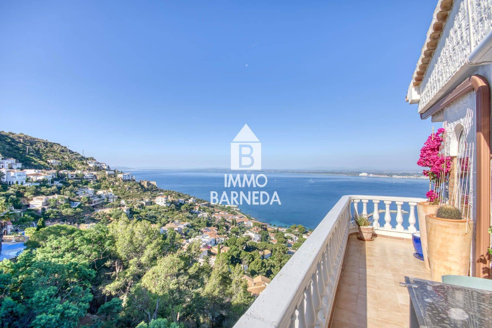 2 bedroom Flat for sale in Roses with pool - € 499,000 (Ref: 9066912)