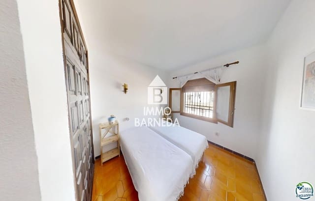 2 bedroom Flat for sale in Empuriabrava, Castelló d'Empúries with pool garage - € 220,000 (Ref: 9072307)