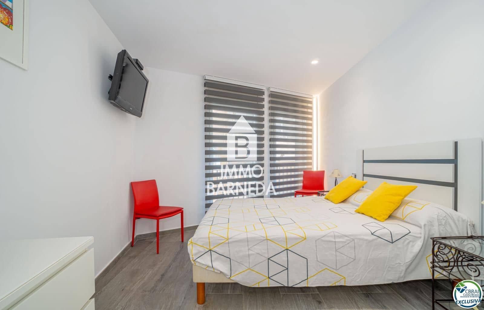 2 bedroom Flat for sale in Roses with garage - € 600,000 (Ref: 9104045)