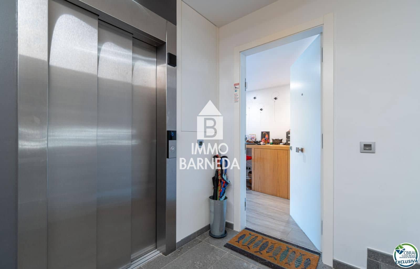 2 bedroom Flat for sale in Roses with garage - € 600,000 (Ref: 9104045)